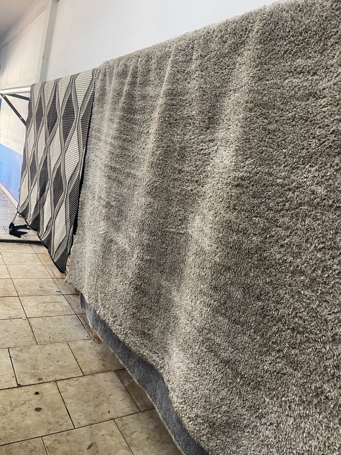 Tapete higienizado pela Maxxy Clean secando no espaço próprio em Ribeirão Preto